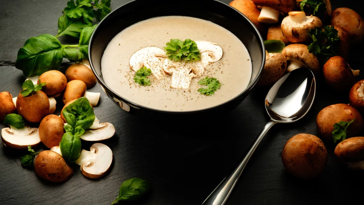 Chutný život 2019Food_Mushroom_soup_puree_on_a_table_with_champignons_136517_23-1170x658 Hříbkový krémová polévka. Nejlepší recept na zahřátí rodiny v roce 2025 Polévka Veganské recepty  