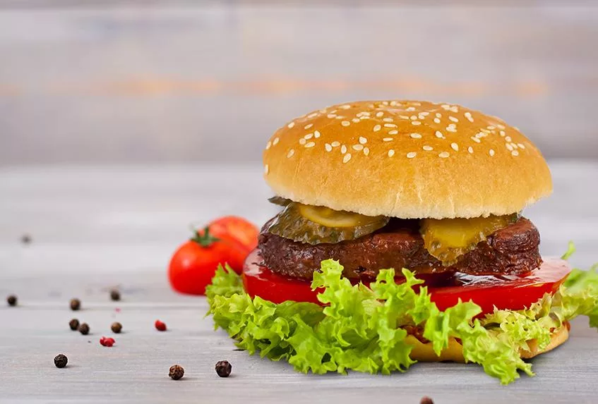 Chutný život statti_847kh753_burhery_2  Veganský burger, který je lepší než masový – vyzkoušejte ho Health Veganské recepty  Veganský recept Veganský burger Rostlinné bílkoviny Ovesné vločky Cizrna Celozrnný chléb 