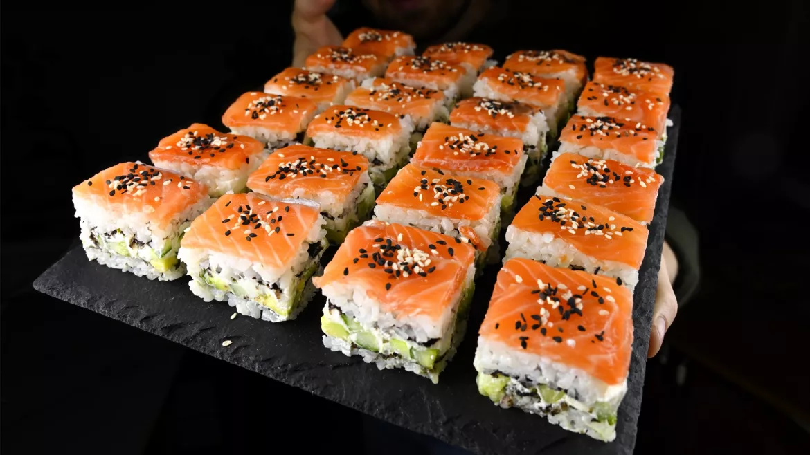 Chutný život 1674695507_balthazar-club-p-zapechennii-sushi-tort-oboi-90-1170x658 Domácí sushi rolky: snadný recept pro každého Health Masové pokrmy Večeře  