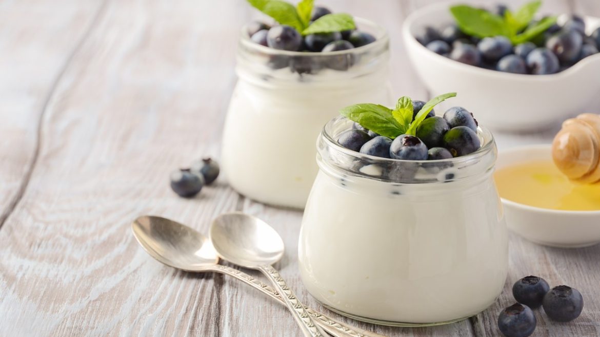 Chutný život 2020Food_Yogurt_in_jars_with_blueberries_on_a_table_with_spoons_and_honey_142295_23-1170x658 Jak udělat domácí jogurt, který bude chutnější než ten z obchodu Dezert Health  