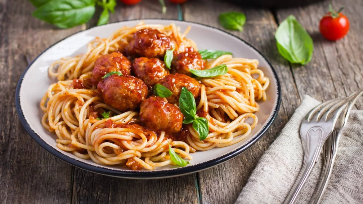 Chutný život pasta-6ze2wamx7po1v98p-1170x658 Recept na špagety s masem: Klasika plná chuti Masové pokrmy Moučné výrobky Večeře  