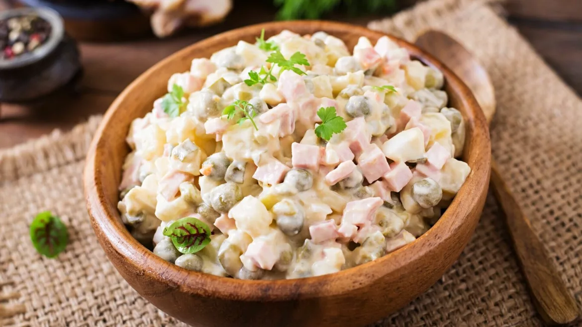 Chutný život traditional-russian-salad-olivier-1170x658 Recept na salát „Olivier“: Tradiční pokrm plný chuti Zprávy  