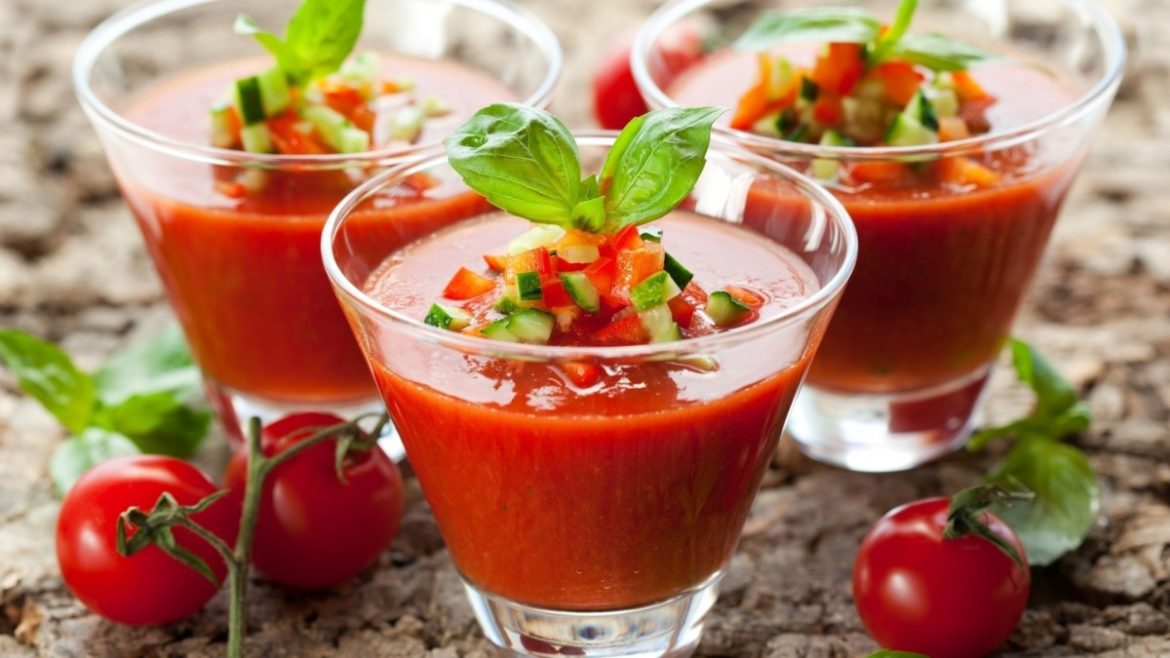 Chutný život d-coration-d-un-cocktail-de-jus-de-tomate-dans-un-verre-vin-1170x658 Letní hit: osvěžující gazpacho za 10 minut Zprávy  